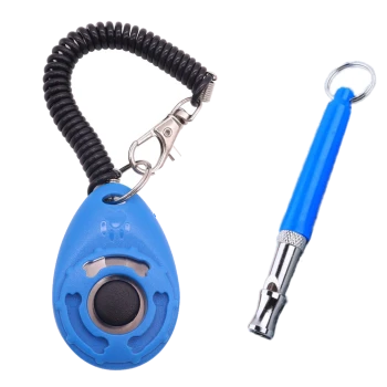 Blauer Haustier-Trainingsklicker mit einem gewickelten Handgelenkband und einem Metallclip, zusammen mit einer blauen Pfeife für das Hundetraining.