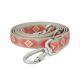 Eine stilvolle Haustierleine mit einem gewebten Design in Beige und Koralle, mit einem silbernen Metallclip zur Befestigung.