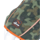 Eine Nahaufnahme einer grünen Camouflage-Hundejacke mit orangefarbenem Rand und einem schwarzen Etikett, auf dem "Dog's Creek OUTDOOR GEAR" steht.