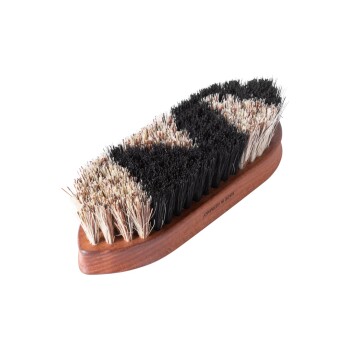 Eine Haustierpflegebürste mit einem Holzgriff, die eine Mischung aus schwarzen und hellen Borsten aufweist, entworfen für eine effektive Fellpflege.