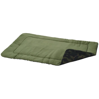 Tapis de couchage rectangulaire pour animal vert olive avec bord rembourré, coin retourné montrant l'envers camouflage foncé et surpiqûres orange.