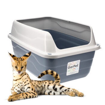 Graue Hauben-Katzentoilette mit weißem Rand, beschriftet „GarPet“, davor liegt eine getupfte, Serval-ähnliche Katze.