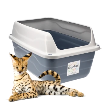 Graue Hauben-Katzentoilette mit weißem Rand, beschriftet „GarPet“, davor liegt eine getupfte, Serval-ähnliche Katze.