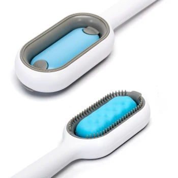 Eine Haustierpflegebürste mit einem weißen Griff und einer blauen Gummimatte, die zwei verschiedene Bürstenköpfe für vielseitige Verwendung bietet.