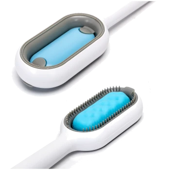 Eine Haustierpflegebürste mit einem weißen Griff und einer blauen Gummimatte, die zwei verschiedene Bürstenköpfe für vielseitige Verwendung bietet.