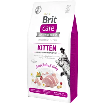 Tüte Brit Care Superpremium Kittenfutter mit einem verspielten Kätzchen und frischen Hähnchen-/Truthahn-Bildern. Hypoallergen, unterstützt gesundes Wachstum.