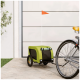 Ein grüner Haustieranhänger mit einer schwarzen Netzfront, der an einem Fahrrad befestigt ist, mit einer orangefarbenen Flagge oben, auf einem Steinweg platziert.