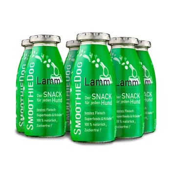Grüne Smoothie-Flaschen mit der Aufschrift "SmoothieDog" und "Lamm" sowie "Der SNACK für jeden Hund", die Zutaten wie Superfoods und Kräuter enthalten.