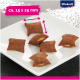 Une assiette blanche contient six friandises pour animaux de forme de coussin marron, chacune mesurant environ 15 x 25 mm, avec un remplissage jaune visible dans certaines.