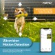 Ein Beagle läuft auf Gras mit einem gelben und grauen Spielzeug, begleitet von Grafiken und Text zu "Ultravision Motion Detection" Benachrichtigungen.