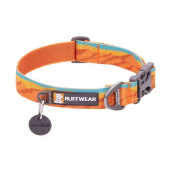 Orange und blau gemusterter Hundehalsband mit einer Metallschnalle und einem Anhänger, der das "RUFFWEAR"-Logo zeigt.