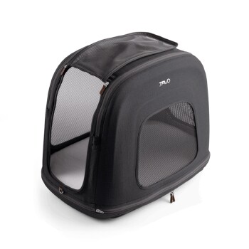 Eine schwarze Tragetasche für Haustiere mit Netzpaneelen zur Belüftung, mit einem Reißverschluss-Eingang und einem weichen Innenpolster.