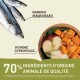 Image de hareng et de maquereau frais accompagnés de morceaux de pomme et de citrouille, avec le texte indiquant '70 % INGREDIENTS D'ORIGINE ANIMALE DE QUALITÉ.'
