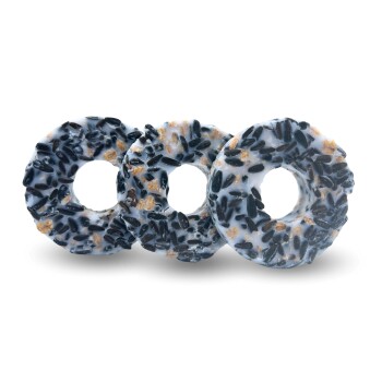 Drei kreisförmige Vogelfutter-Donuts mit einer Mischung aus schwarzen Samen und einer weißen äußeren Schicht, in einer Reihe auf einem weißen Hintergrund angeordnet.