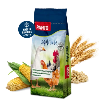 PANTO Geflügelfutterbeutel mit einem bunten Design mit Hühnern und einer Gans, beschriftet mit "Made in Germany" und wichtigen Vorteilen auf Deutsch.