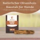 Natürlicher Olivenholz-Kaustab für Hunde, gesunde Alternative zu herkömmlichem Hundespielzeug, mit Verpackung und Kaustab auf Holzoberfläche.