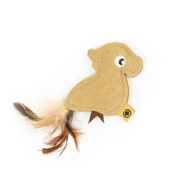 Ein plüschiges vogelähnliches Haustierspielzeug aus beige Filz mit einem weißen Auge und einem flauschigen Schwanz, mit einem kleinen Etikett mit einem Logo.