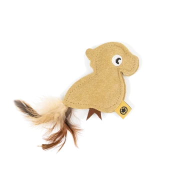 Ein plüschiges vogelähnliches Haustierspielzeug aus beige Filz mit einem weißen Auge und einem flauschigen Schwanz, mit einem kleinen Etikett mit einem Logo.