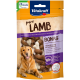 Un paquet de friandises pour chiens Vitakraft à base d'agneau pur avec des os de calcium contenant de la viande d'agneau. L'emballage met en avant un contenu de "100 %" d'agneau et est recyclable.