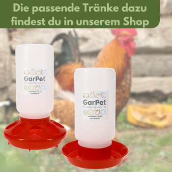 Zwei GarPet weiße Tränken mit roten Basen im Vordergrund, verschwommener Hahn im Hintergrund; Banner ‚Die passende Tränke‘