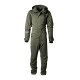 Olivegrüner isolierter Overall mit Kapuze, ausgestattet mit Reißverschlüssen und einem Logo auf der Brust, entworfen für Outdoor-Aktivitäten.