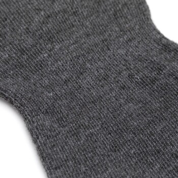 Nahaufnahme einer weichen, grauen Haustierrsocke, die ihre gestrickte Textur und Stoffdetails zeigt.