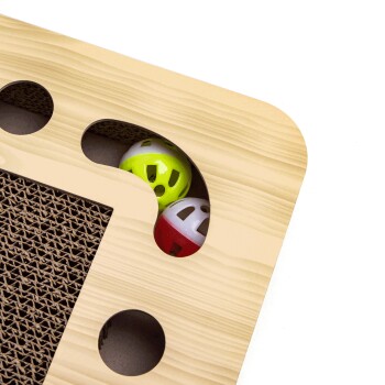 Holz-Kratzbaum für Katzen mit zwei bunten Bällen (grün und rot), die in ausgeschnittenen Löchern sichtbar sind, mit einer strukturierten, gewellten Oberfläche.