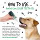 Hand hält eine Tube Zahnpflegegel und gibt Tropfen in das offene Maul eines glücklichen Golden Retrievers mit Gebrauchsanweisung.