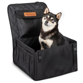 Eine schwarze Haustiertragetasche mit einem gesteppten Oberteil und einer Fronttasche, mit einem Hund, der darin sitzt. Die Tragetasche hat Netz-Seitentaschen und verstellbare Riemen.