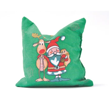 Un coussin décoratif vert présentant un Père Noël en dessin animé et un renne, tous deux souriants, avec des détails festifs.