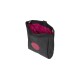 Eine kleine, schwarze Haustieraccessoire-Tasche mit einem rosa Innenraum und einem runden Logo-Patch auf der Vorderseite, entworfen zum Tragen von Haustierbedarf.
