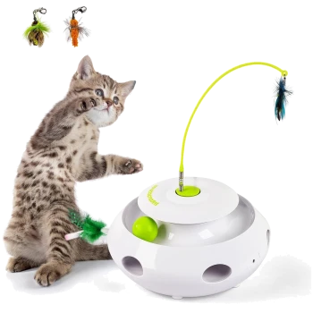 Getigertes Kätzchen, das mit einem weißen runden interaktiven Katzenspielzeug mit grünem Ball, gelbem gefiedertem Stab und kleinem grünem Logo spielt.