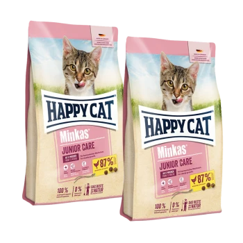 Zwei Beutel Happy Cat Minkas Junior Care Katzenfutter mit einer leckenden getigerten Katze und 87% Geflügelanteil auf dem Etikett.