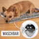 Ein kleiner brauner Hund ruht auf einem grauen Hundebett, während eine Waschmaschinentür eine graue Decke im Inneren zeigt. Der Text lautet "WASCHBAR."