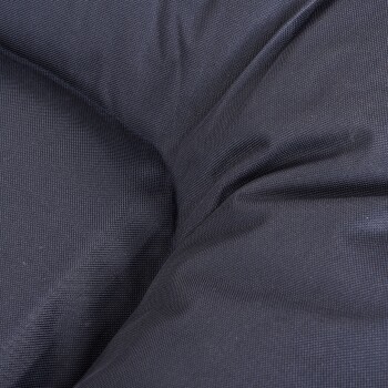 Nahaufnahme eines dunkelgrauen Haustierbettstoffs, der eine strukturierte Oberfläche mit Falten und Knicken zeigt.