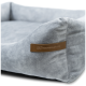 Graues Haustierbett mit einer weichen Textur, mit einem braunen Etikett, das 'RexProduct.com' liest.