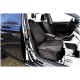 Schwarze, gesteppte Autositzabdeckung installiert auf dem Vordersitz eines Autos, mit einem sichtbaren Warnetikett an der Tür.