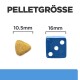 Bild, das die Größen von Tierfutterpellets vergleicht: ein dreieckiger Pellet (10,5 mm) neben einem blauen Würfel (16 mm) mit dem Text "PELLETGRÖSSE."