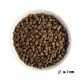 Schüssel gefüllt mit kleinen, braunen Tierfutterkroketten, etwa 7 mm im Durchmesser.