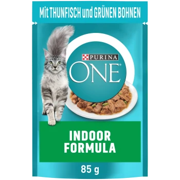 Verpackung von Purina ONE Indoor Formula Katzenfutter mit einer flauschigen grauen Katze und einer Schüssel mit Nassfutter mit Thunfisch und grünen Bohnen, 85 g.