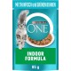 Verpackung von Purina ONE Indoor Formula Katzenfutter mit einer flauschigen grauen Katze und einer Schüssel mit Nassfutter mit Thunfisch und grünen Bohnen, 85 g.