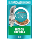 Emballage de nourriture pour chats Purina ONE Indoor Formula avec un chat gris duveteux et un bol de nourriture humide avec du thon et des haricots verts, 85 g.