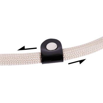 Eine Nahaufnahme einer beigen geflochtenen Haustierleine mit einem schwarzen Kunststoffverbinder und einem silbernen Knopf, die Richtungspfeile zeigt, die Bewegung anzeigen.