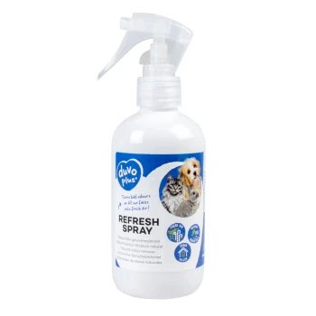 Bouteille de spray blanche étiquetée "duvo plus Refresh Spray", présentant des images d'un chien et de deux chats, prétendant neutraliser les mauvaises odeurs.