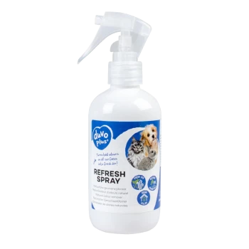 Witte spuitfles gelabeld 'duvo plus Refresh Spray', met afbeeldingen van een hond en twee katten, beweert slechte geuren te neutraliseren.