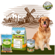 Ein Golden Retriever sitzt neben Haustierfutterprodukten: einer Tüte Trockenfutter, einer Dose Nassfutter mit der Aufschrift "FREILAND-MENU Huhn" und einer Leckerlitasche.