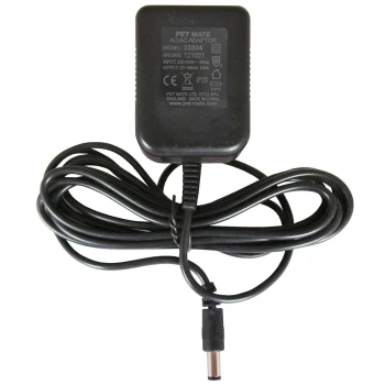 Schwarzer AC/DC-Adapter für Haustiere, beschriftet mit 'PET MATE', Modell 33504, mit Eingangs-/Ausgangsspezifikationen auf der Rückseite sichtbar.