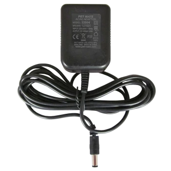 Schwarzer AC/DC-Adapter für Haustiere, beschriftet mit 'PET MATE', Modell 33504, mit Eingangs-/Ausgangsspezifikationen auf der Rückseite sichtbar.