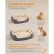 Zwei graue Hundebetten mit beigen Kissen, beschriftet mit M (bis zu 13 kg) und L (bis zu 25 kg). Mit Timmy dem Pomeranian und Frodo dem Corgi.