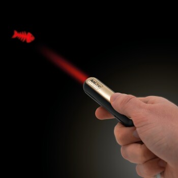 Ręka trzymająca czarno-złoty wskaźnik laserowy AniOne rzucający czerwony kształt ryby na czarnym tle.